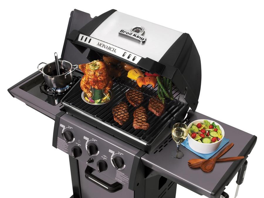I Signori del Barbecue, Broil King Monarch, barbecue a gas con 3 bruciatori, accensione elettronica, fornello laterale, su ruote e con cottura anche a forno grazie al coperchio; la sonda consente di controllare perfettamente la temperatura interna. Potente, robusto ma al tempo stesso compatto è uno dei più venduti barbecue